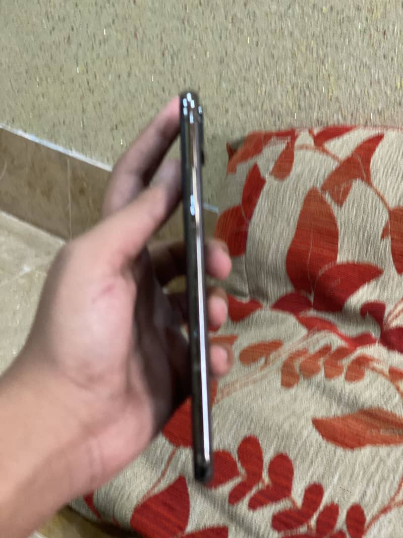 Apple iPhone XS Max 4