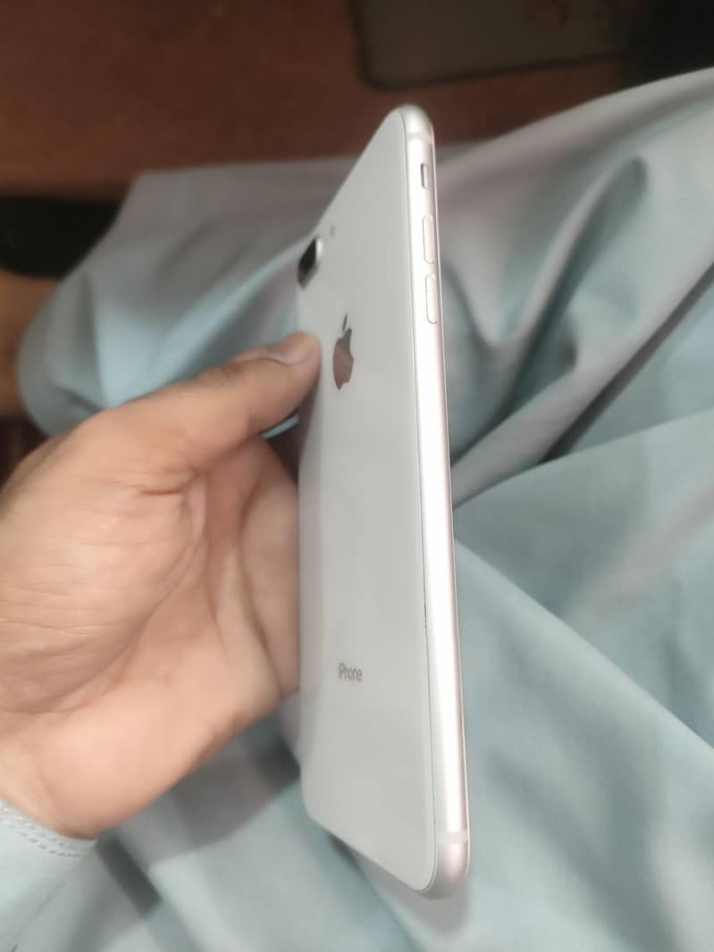 Apple iPhone 8 Plus 3
