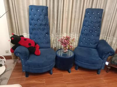 2 sofa chairs with center table