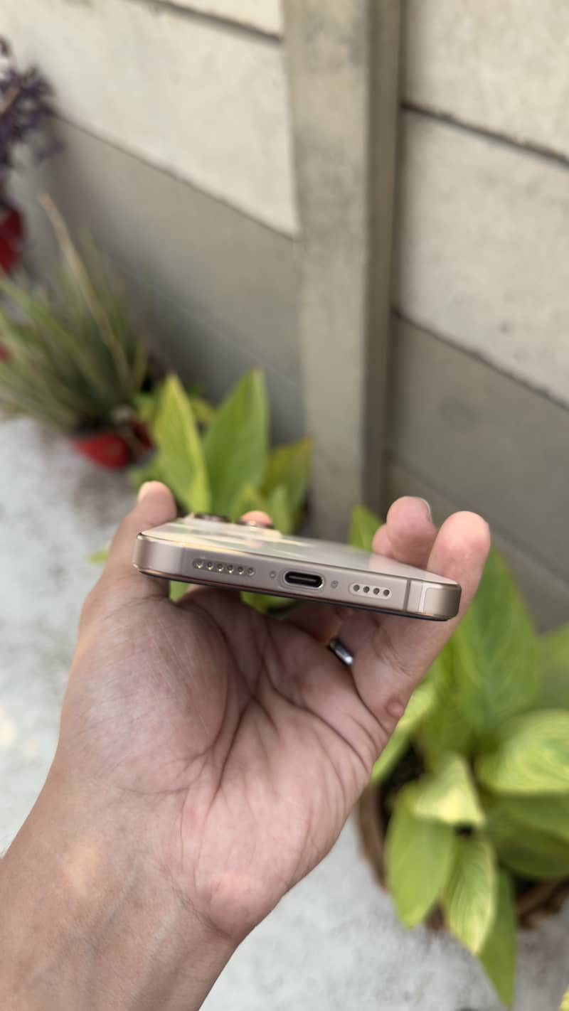 Apple iPhone 16 Pro Max 2