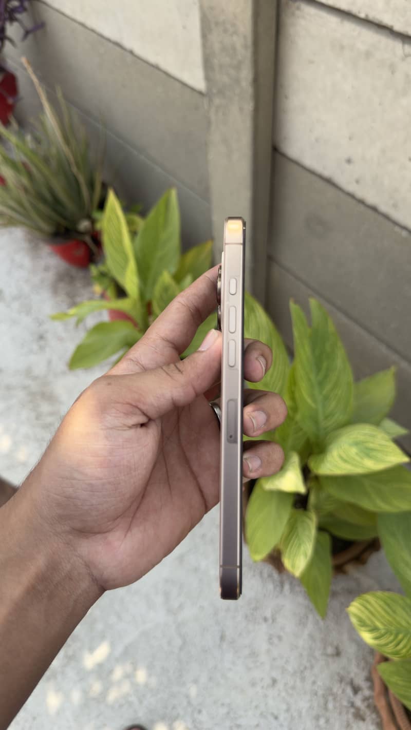 Apple iPhone 16 Pro Max 4
