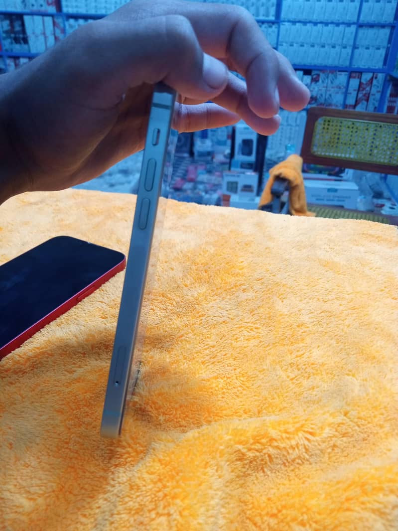 Apple iPhone 12 4