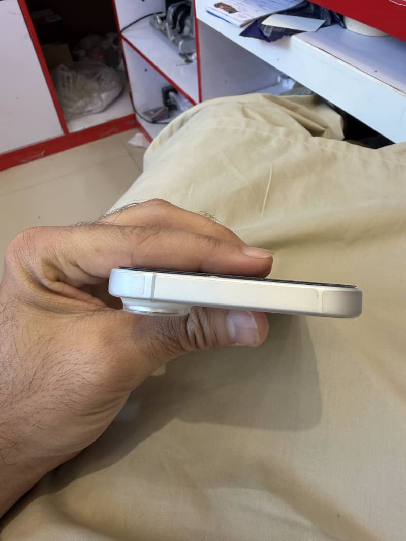 Apple iPhone 16 3