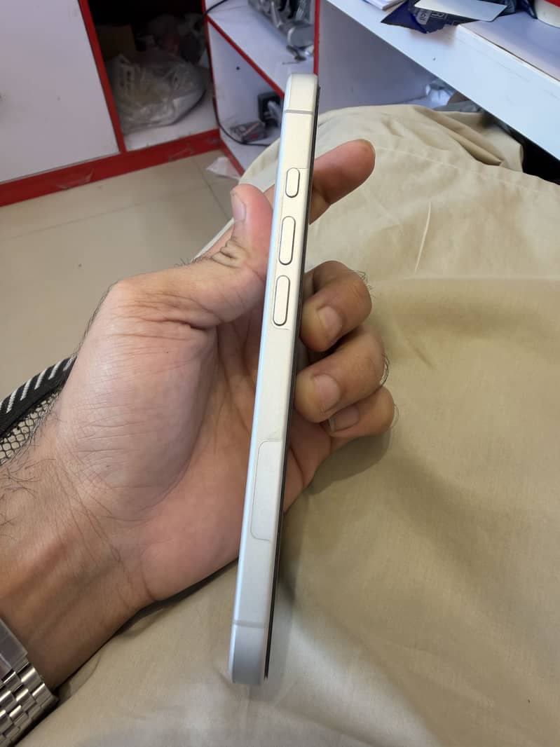 Apple iPhone 16 4