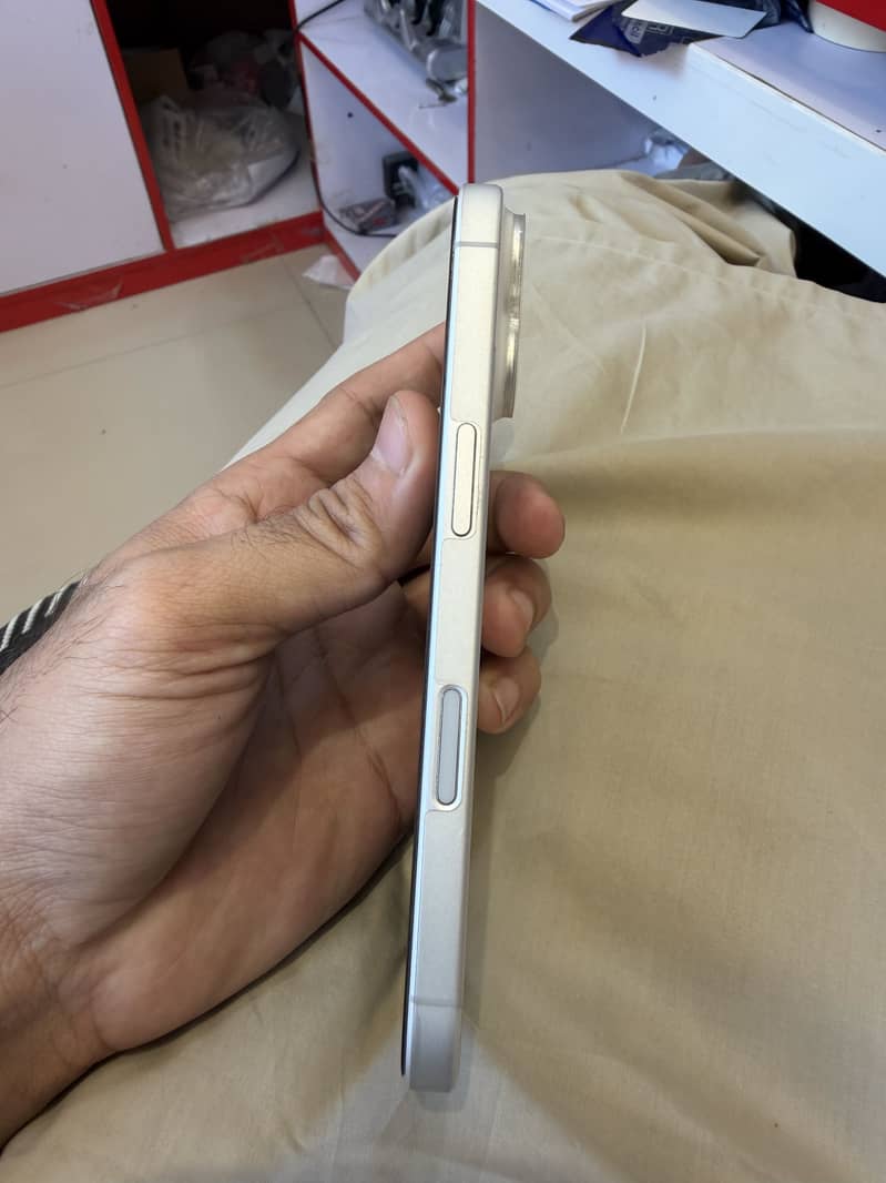 Apple iPhone 16 6