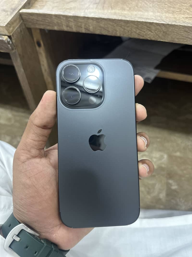 Apple iPhone 16 Pro 3