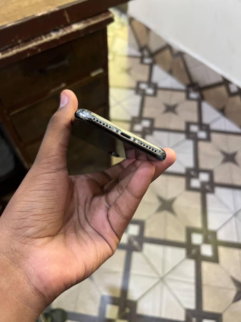 Apple iPhone X 5