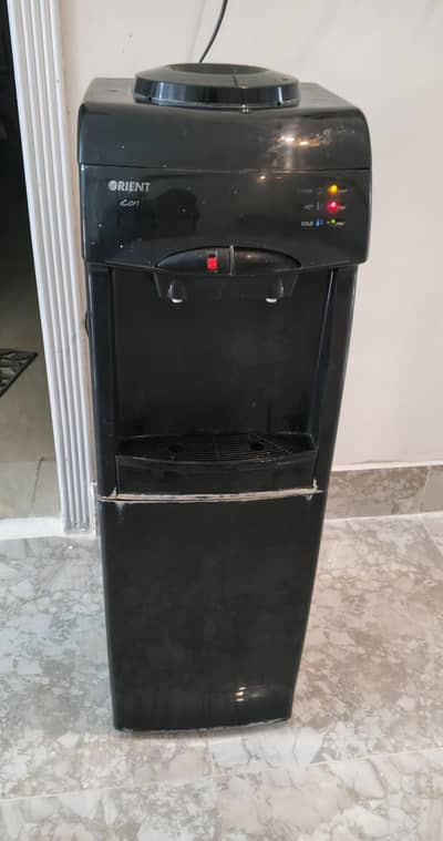water dispenser with 2 taps and refrigerator