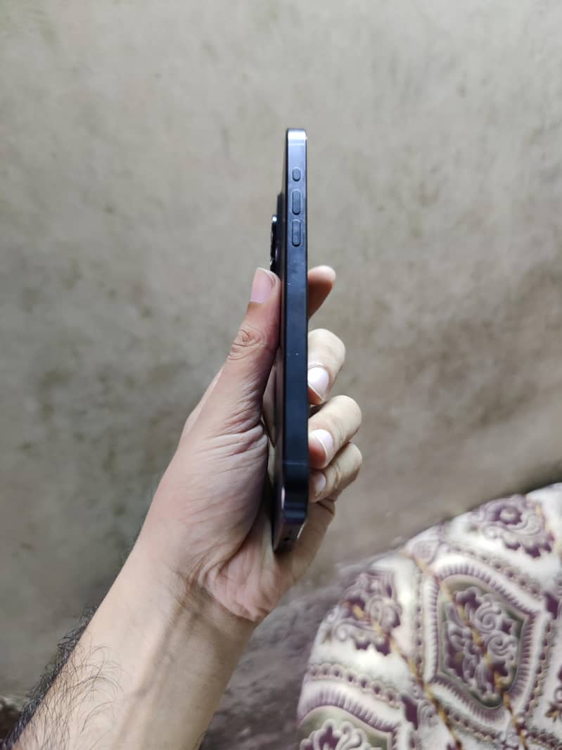 Apple iPhone 15 Pro Max 2