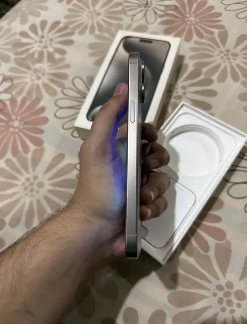 Apple iPhone 15 Pro Max 2