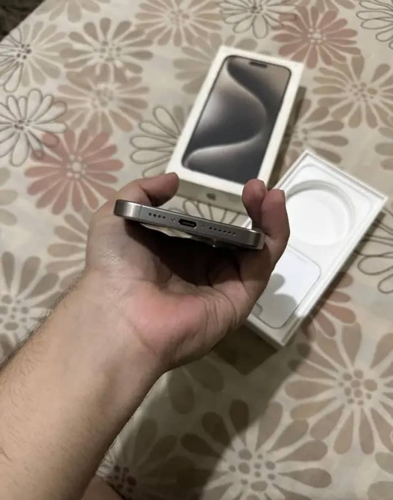 Apple iPhone 15 Pro Max 3