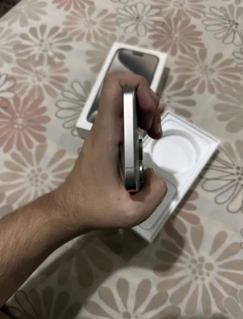 Apple iPhone 15 Pro Max 4