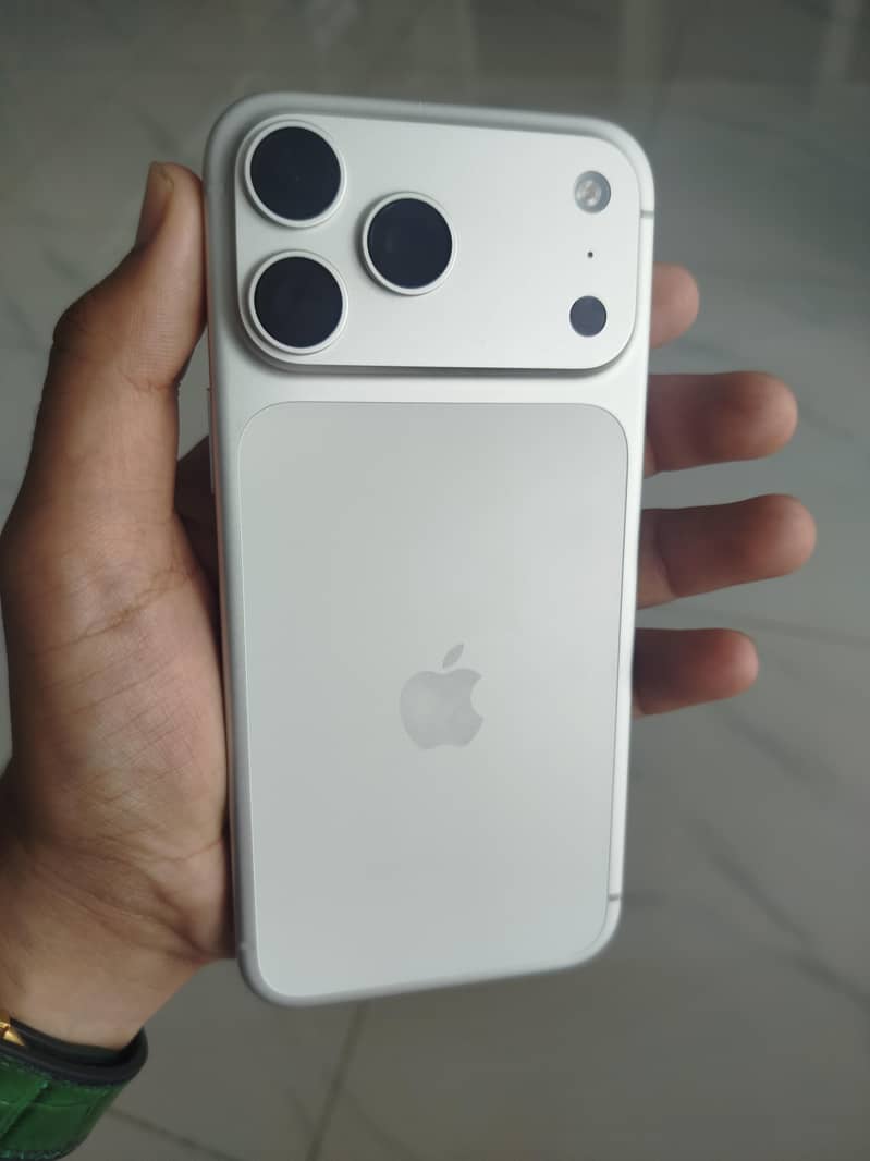 Apple iPhone 17 Pro Max 1