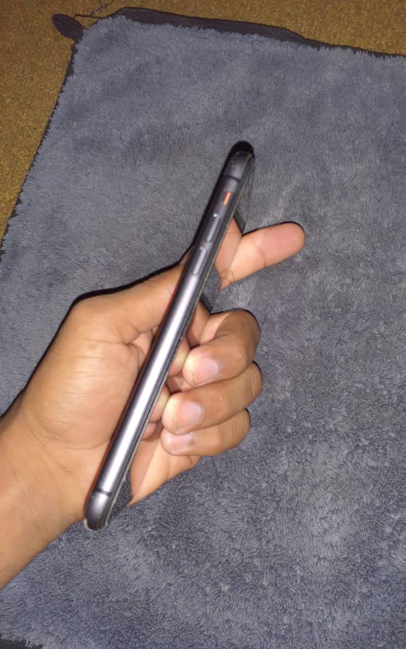 Apple iPhone 11 4