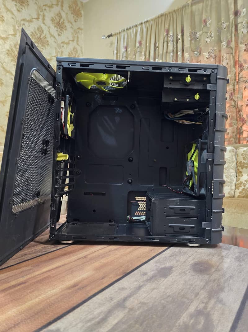 In Win Gaming PC Case (Mid Tower) 4