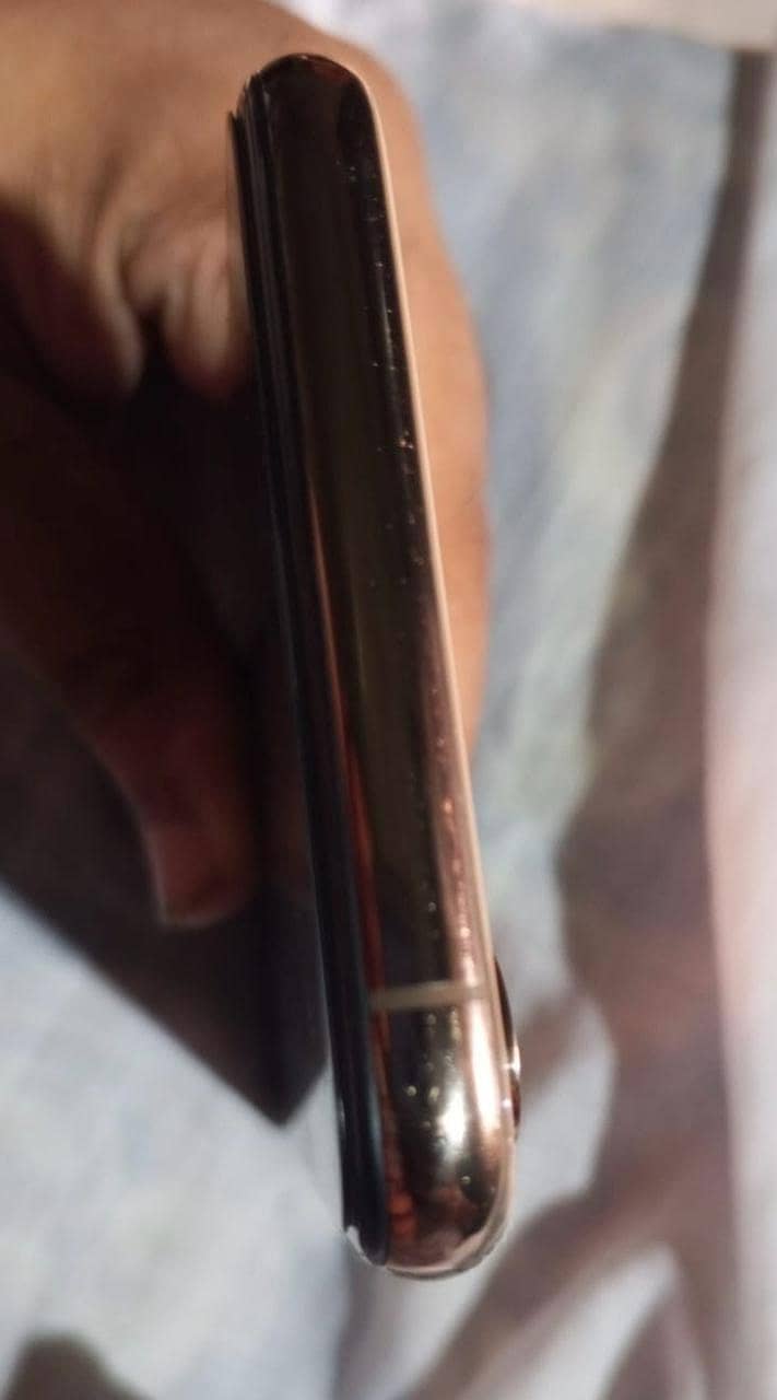 Apple iPhone XS 4