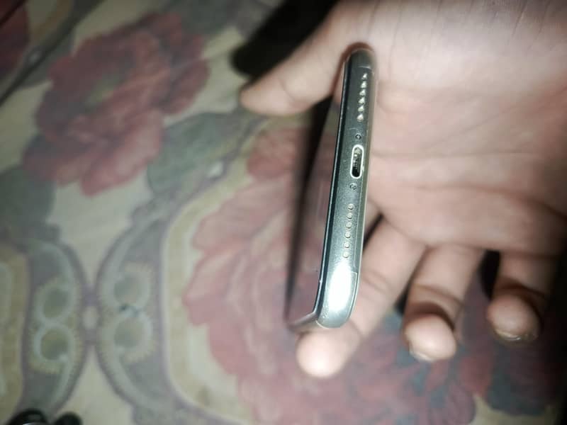 Apple iPhone 11 4