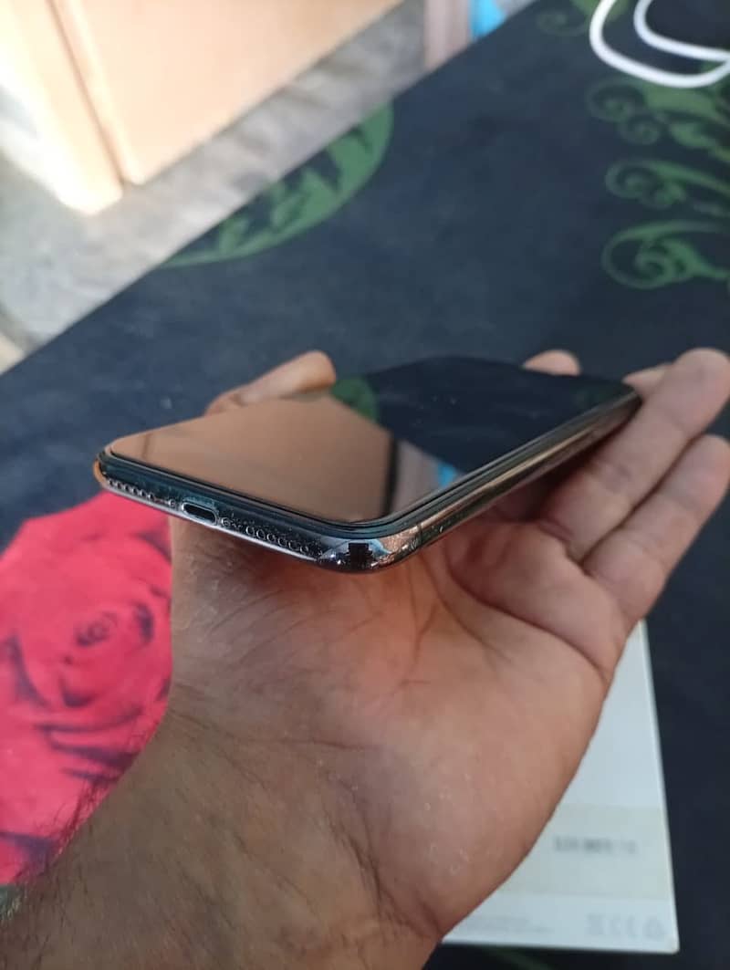 Apple iPhone X 4