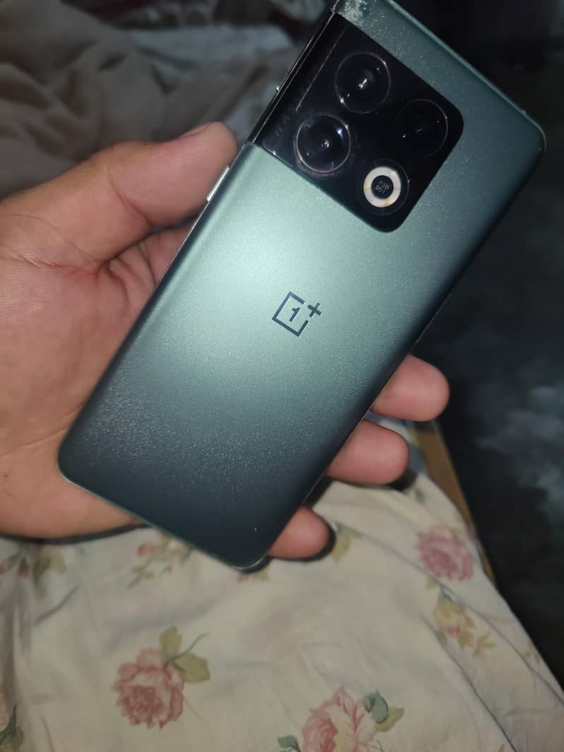 One Plus 10 Pro 4