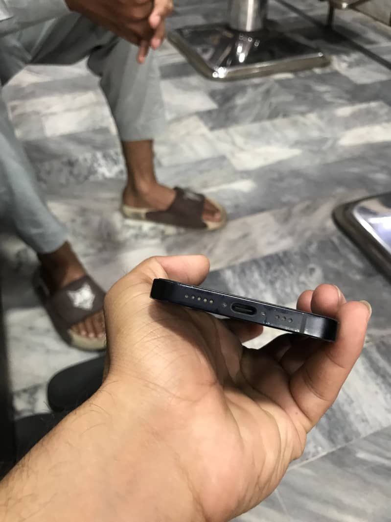 Apple iPhone 16e 0