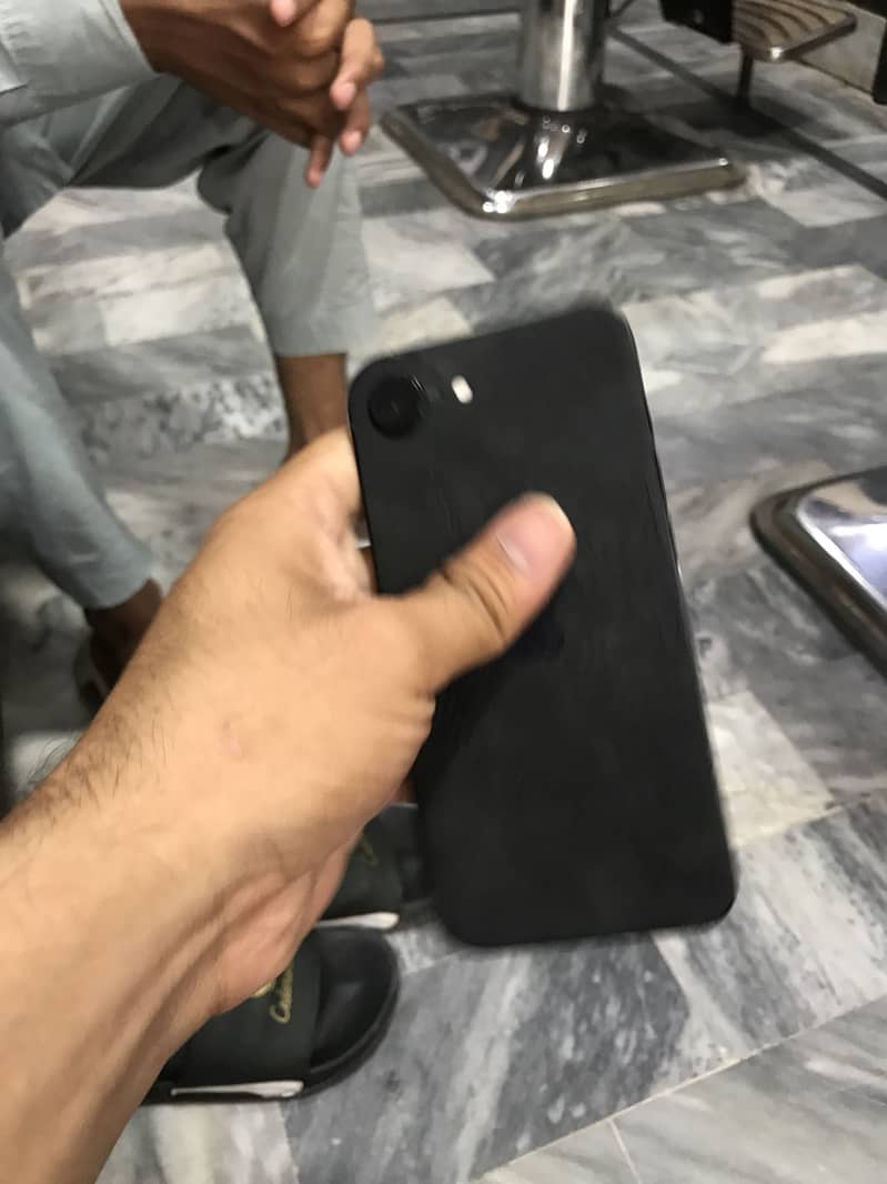 Apple iPhone 16e 1