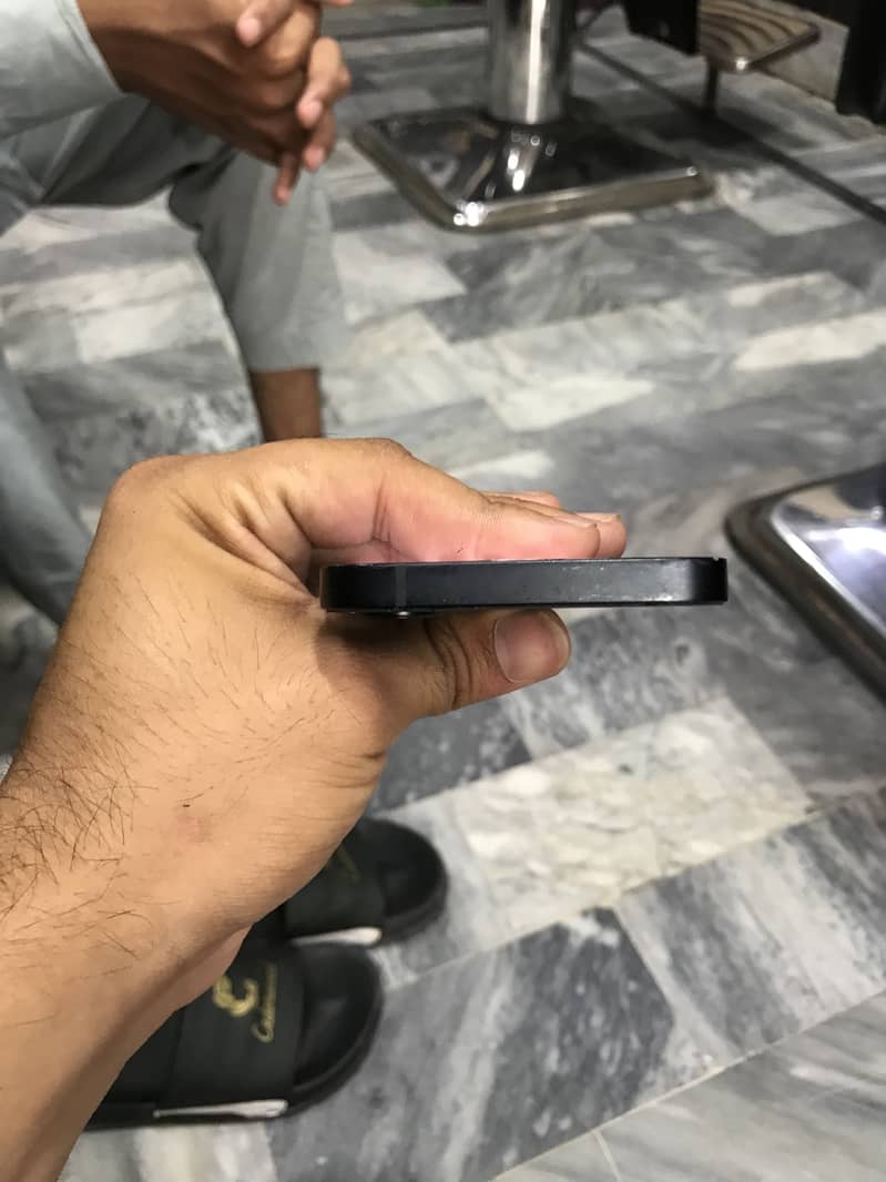 Apple iPhone 16e 2