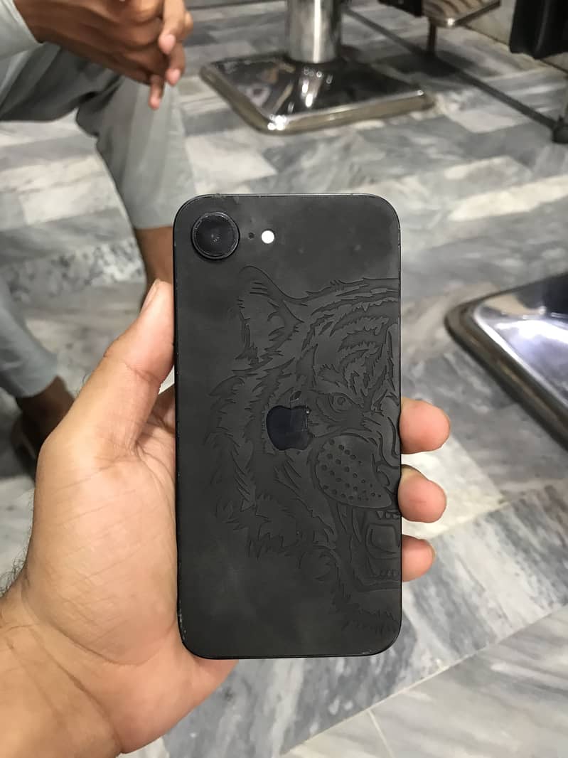 Apple iPhone 16e 3