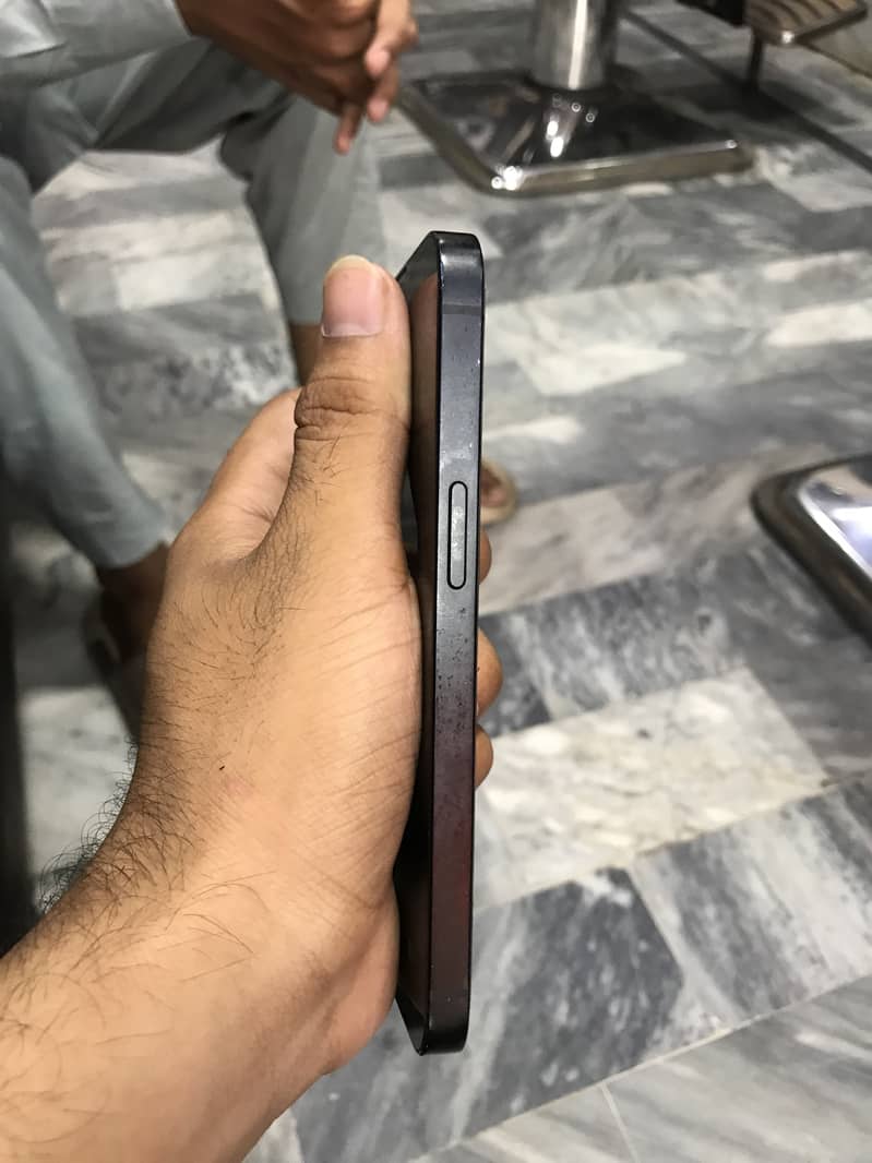 Apple iPhone 16e 4