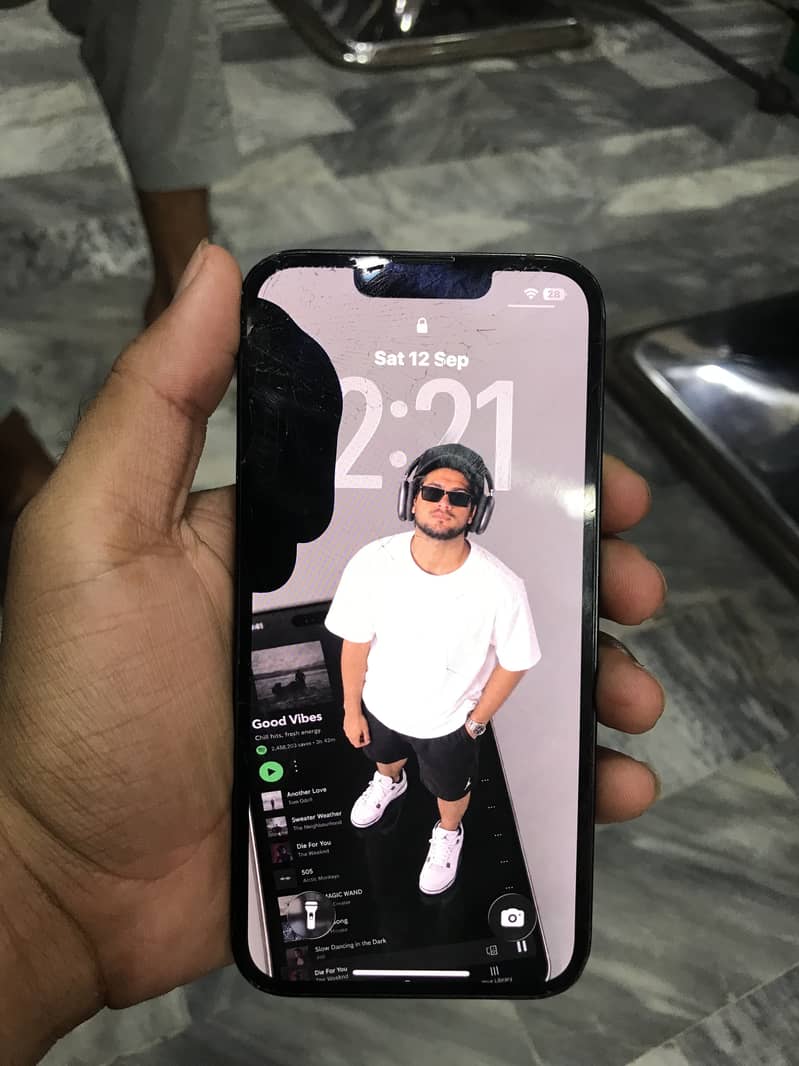 Apple iPhone 16e 5
