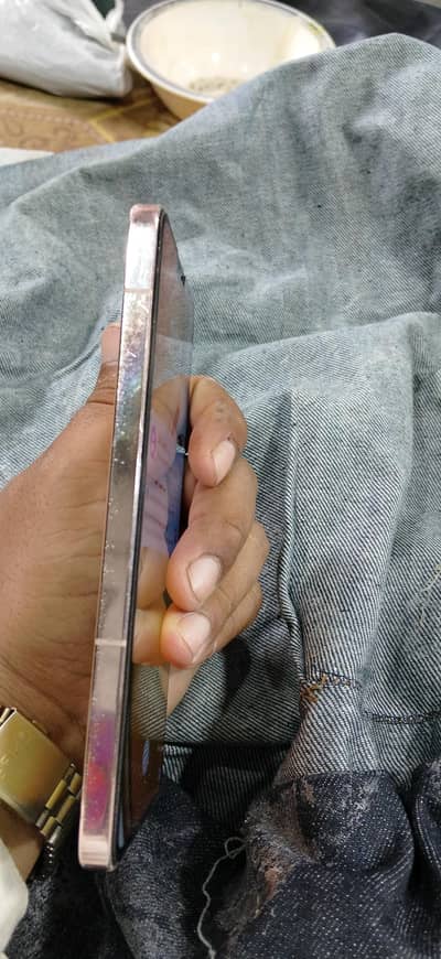 Vivo V23 side pe halki c 2 lakeer hai baki phone peck hai
