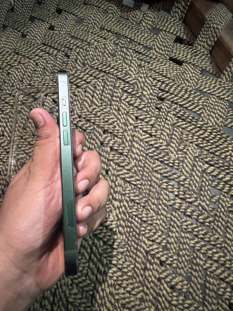 Apple iPhone 13 4