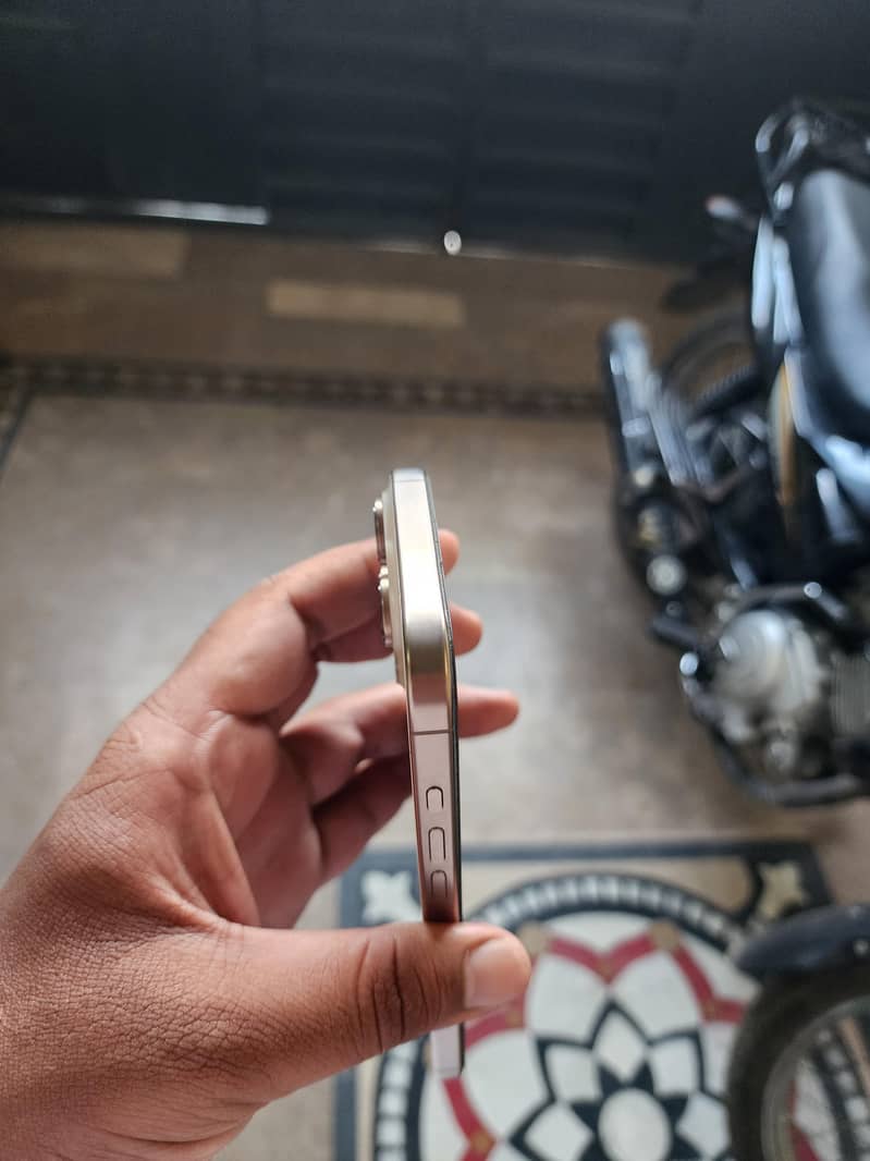 Apple iPhone 16 Pro Max 4