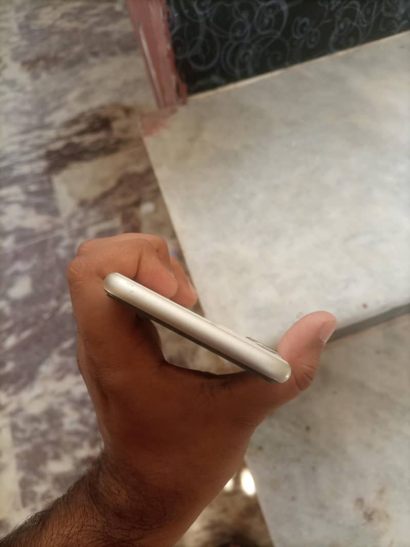 Apple iPhone 11 7