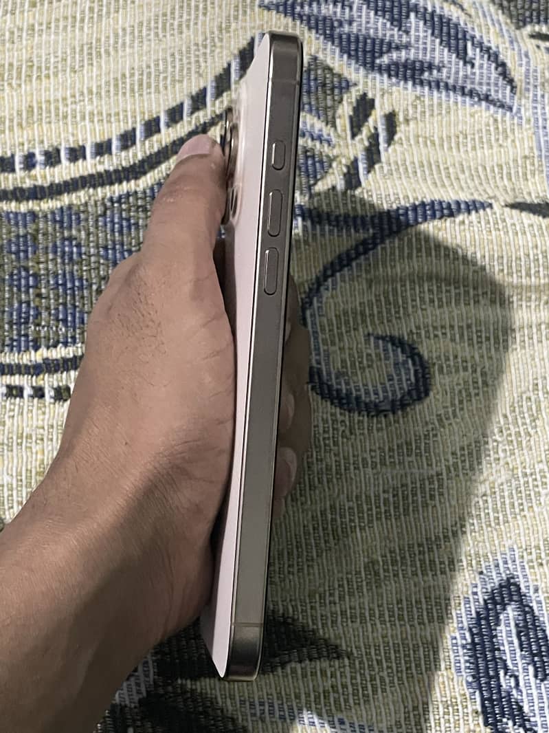 Apple iPhone 16 Pro Max 1