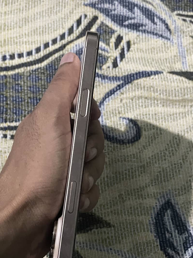Apple iPhone 16 Pro Max 4