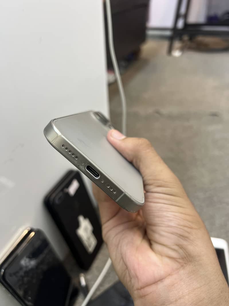 Apple iPhone 15 Pro 2
