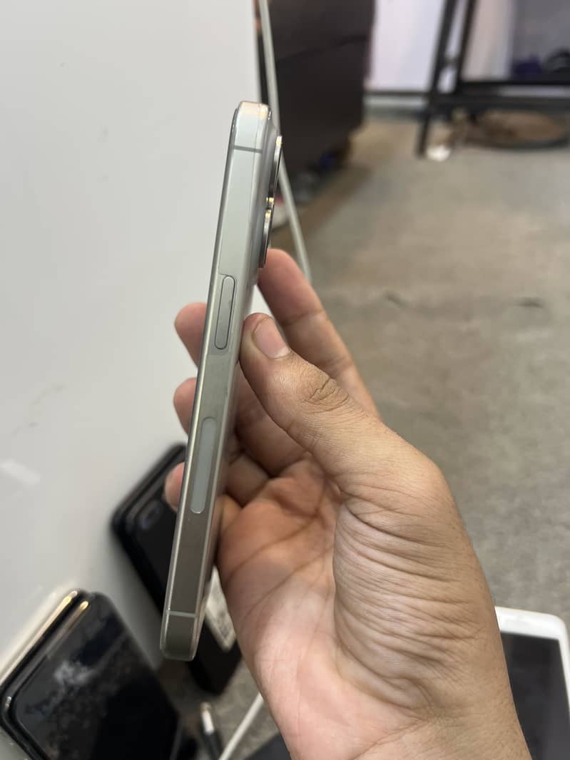 Apple iPhone 15 Pro 3