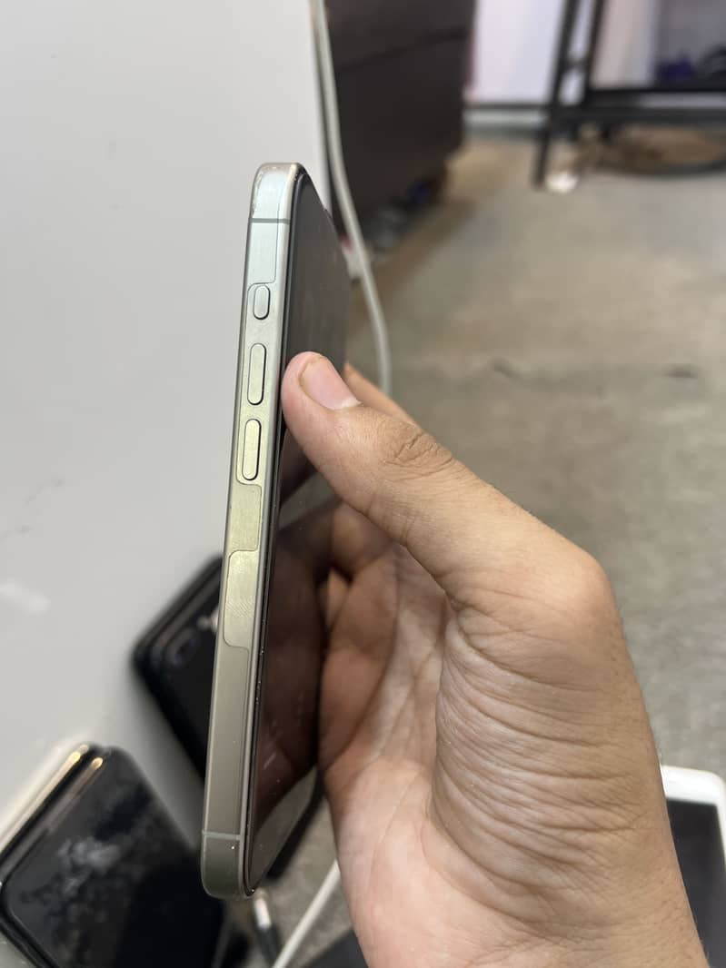 Apple iPhone 15 Pro 4