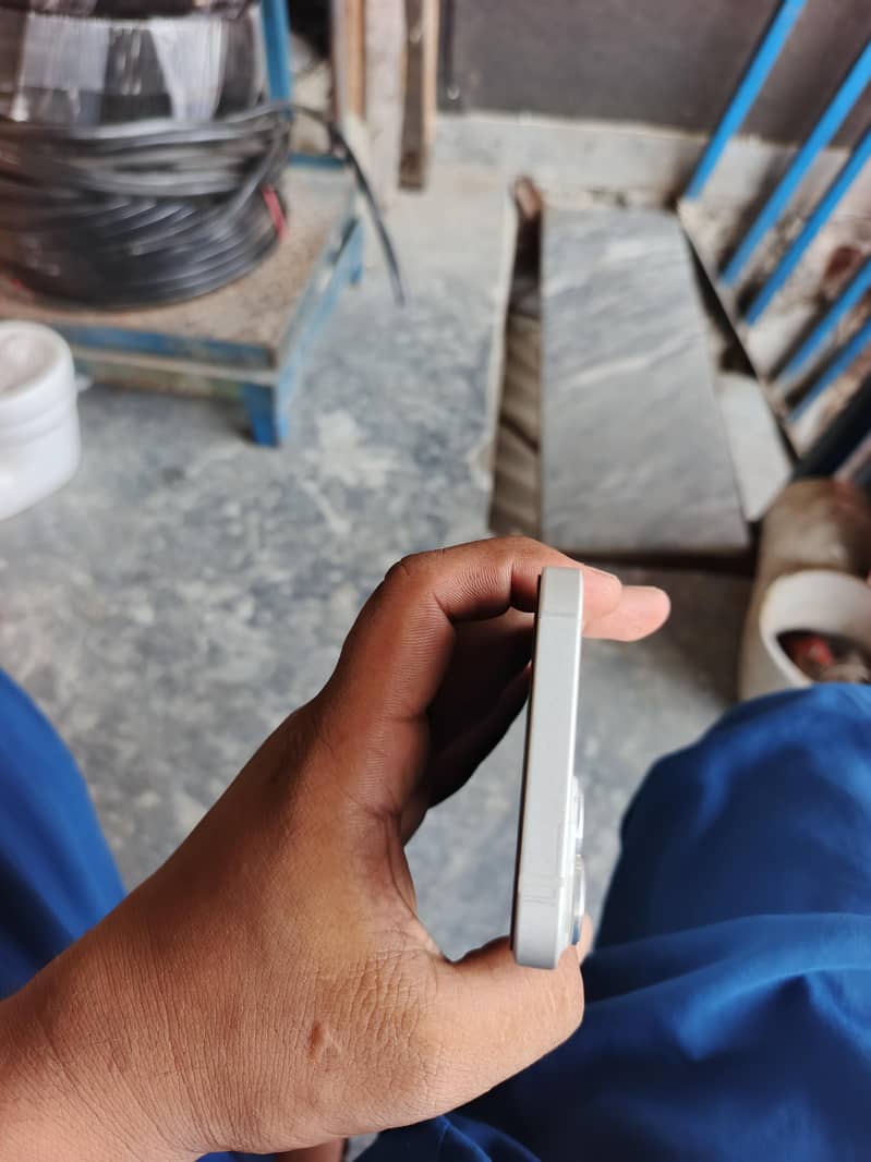 Apple iPhone 13 5