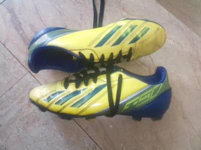 F10 football shoes for 9 to 12 years old kid.