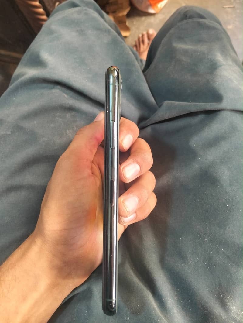 Apple iPhone 11 Pro Max 4