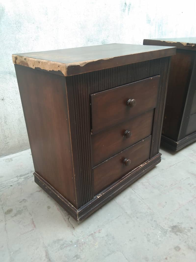 2 BedSides Table 1