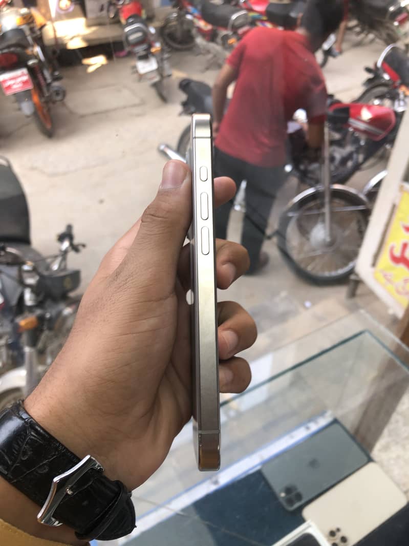 Apple iPhone 15 Pro 1