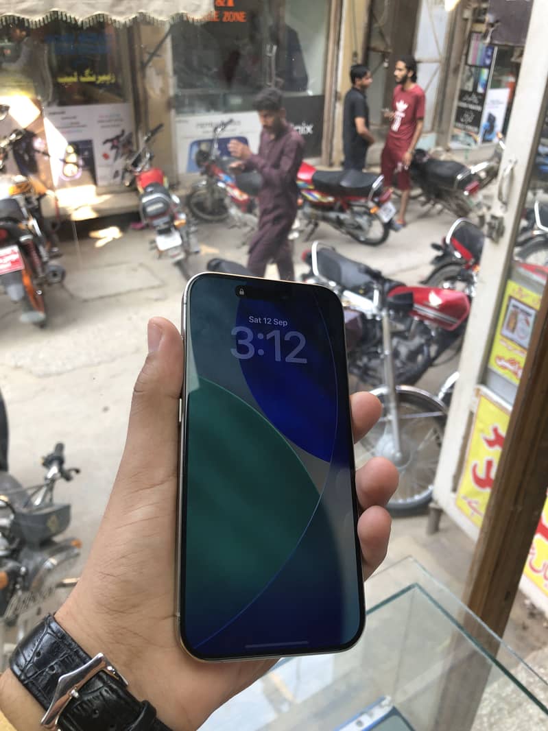 Apple iPhone 15 Pro 3