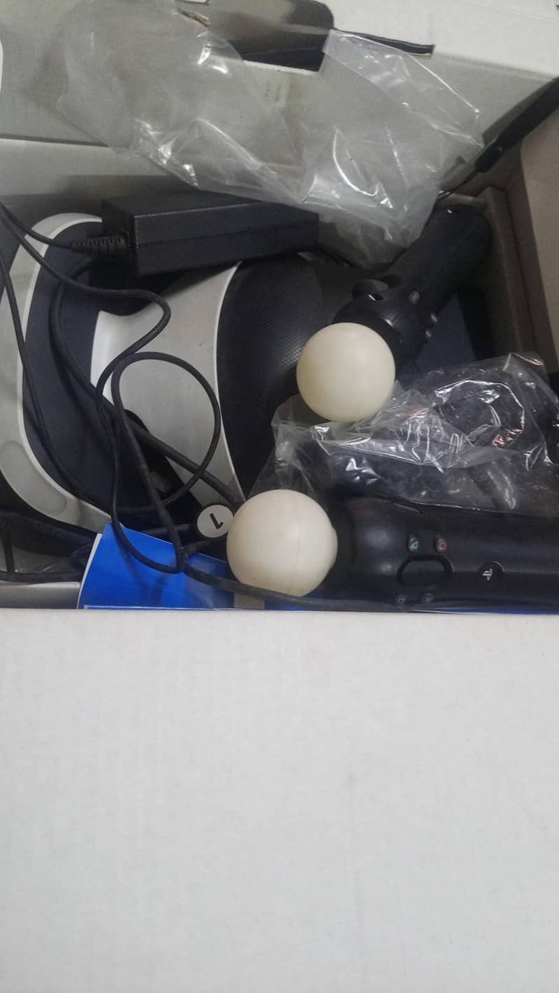 Sony PSVR Complete Set - Headset + 2 Move Controllers + Camera 1