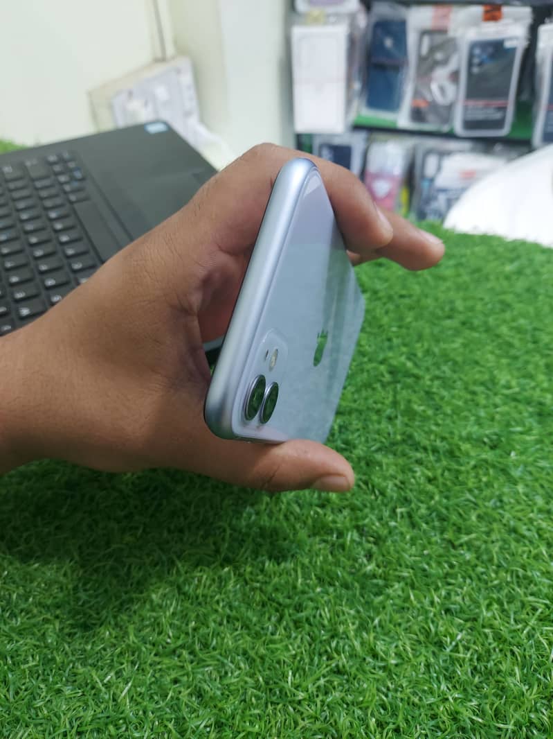 Apple iPhone 11 3