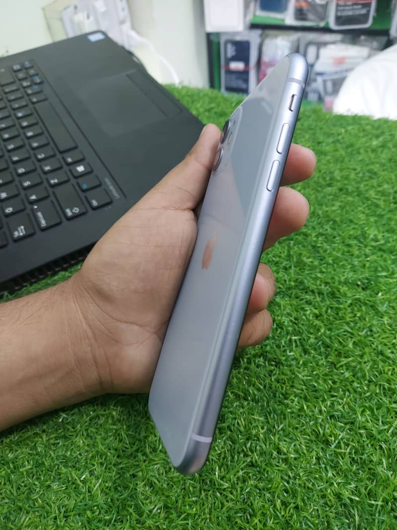 Apple iPhone 11 4