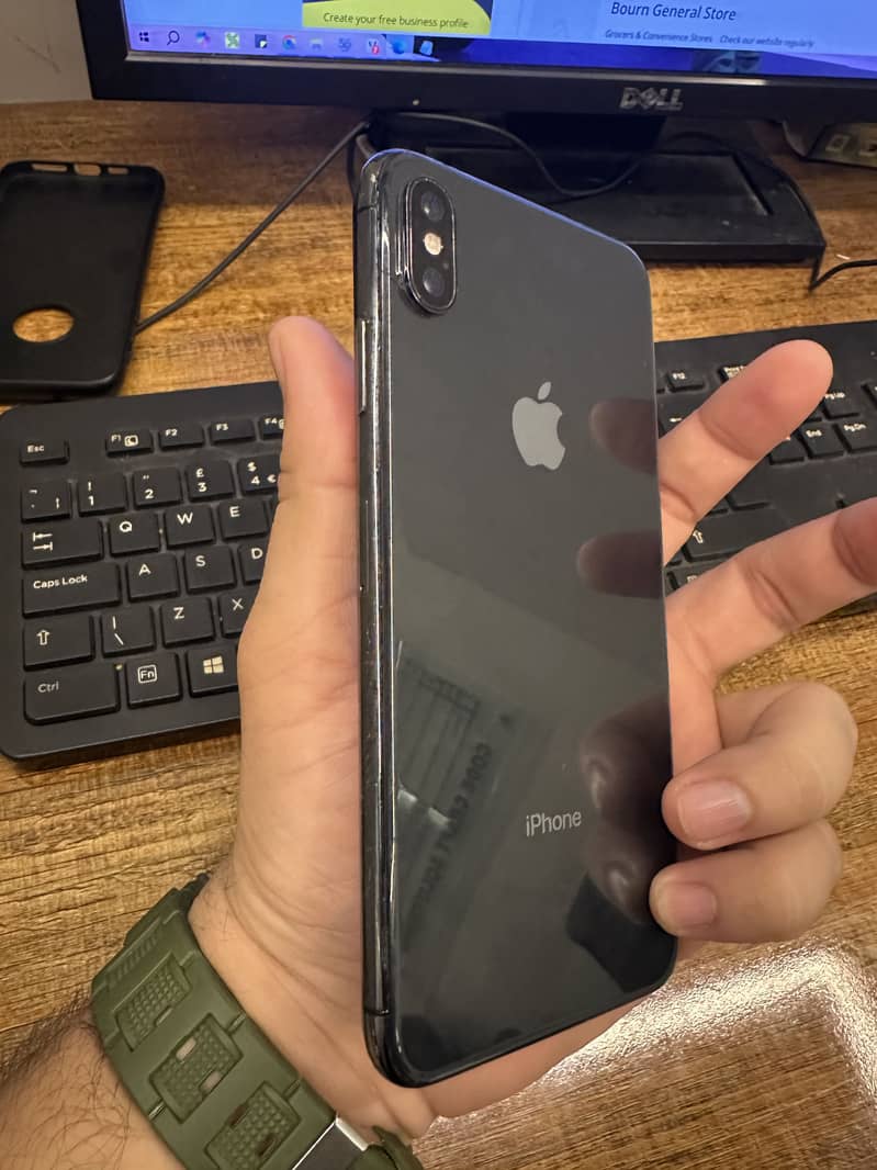 Apple iPhone XS Max 4
