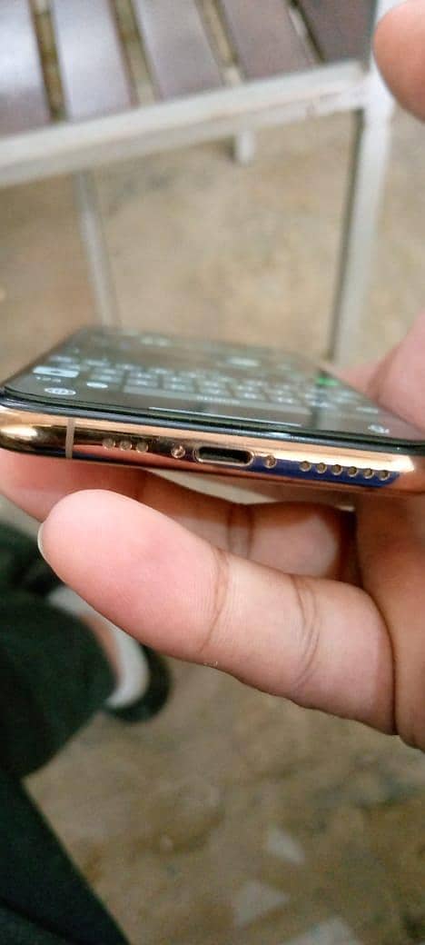 Apple iPhone Xs 1