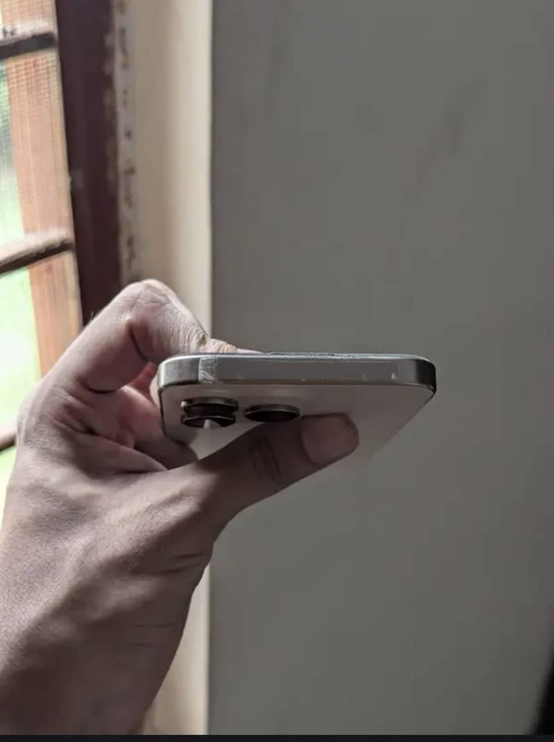 Apple iPhone 16 Pro Max 1
